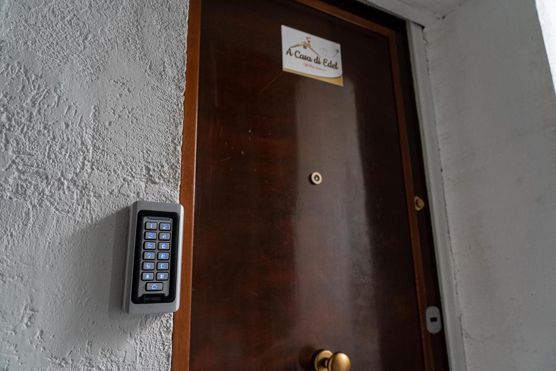 A Casa Di Edel Bed & Breakfast เนเปิลส์ ภายนอก รูปภาพ